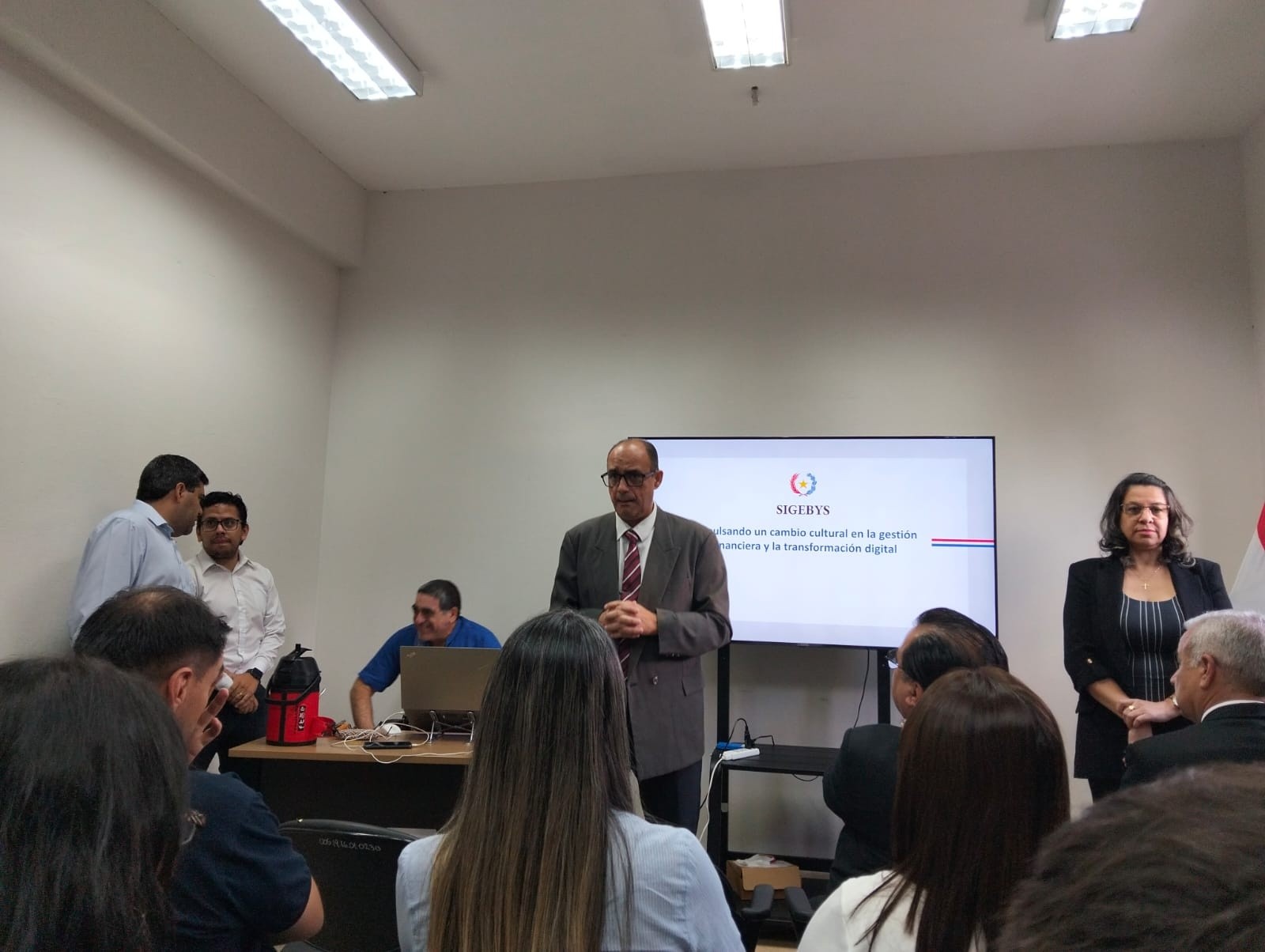 Funcionarios de la Circunscripción Judicial participaron en capacitación sobre implementación del SIGEBYS
En la fecha de hoy jueves 16 de abril, funcionarios de la Circunscripción Judicial participaron de una jornada de capacitación en el marco de la implementación del Sistema Integrado de Bienes, Servicios y Obras (SIGEBYS), impulsado por la Dirección General de Contabilidad Pública del Ministerio de Economía y Finanzas.
La actividad forma parte de la cuarta fase de implementación del sistema, cuyo objetivo es fortalecer la gestión administrativa, financiera y patrimonial de las instituciones públicas, promoviendo mayor transparencia y eficiencia en los procesos.
En representación de la Circunscripción Judicial, participaron los funcionarios: Migdalia Andrea Núñez, Jefa de Patrimonio y Suministros; Diego Insfrán, Administrador de Contratos; y Lizza Bogado Portillo, Jefa de Sección de Control y Seguimiento, quienes recibieron formación sobre el uso, alcance y aplicación del sistema en el ámbito institucional.
La capacitación se desarrolló conforme al cronograma establecido para las entidades de la Administración Central y entes descentralizados, abordando aspectos clave para la correcta implementación del SIGEBYS a partir del presente ejercicio fiscal.